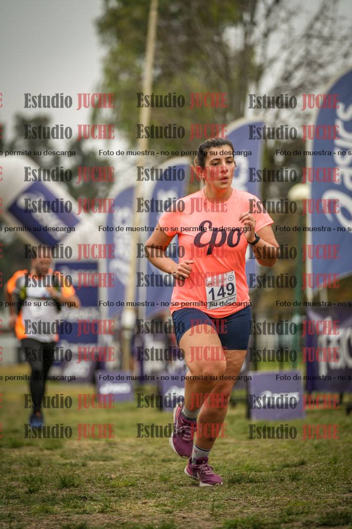 Fotos de la llegada del cross de 6000 m - running teams mujeres y varones
