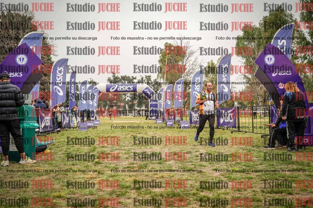 Fotos de la llegada del cross de 6000 m - running teams mujeres y varones