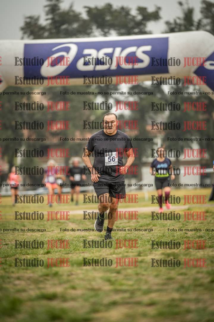 Fotos de la llegada del cross de 6000 m - running teams mujeres y varones