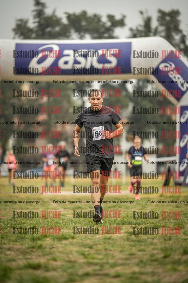 Fotos de la llegada del cross de 6000 m - running teams mujeres y varones