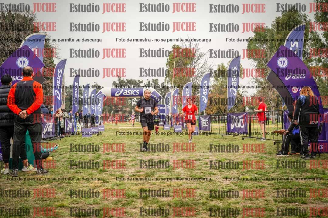 Fotos de la llegada del cross de 6000 m - running teams mujeres y varones