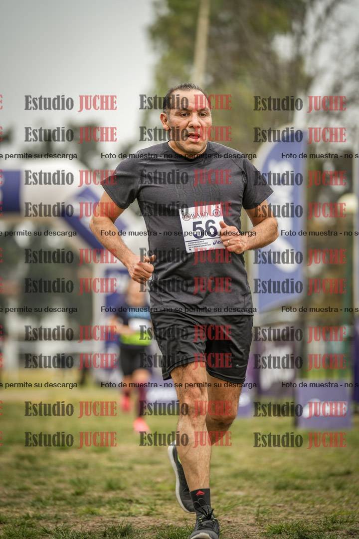 Fotos de la llegada del cross de 6000 m - running teams mujeres y varones