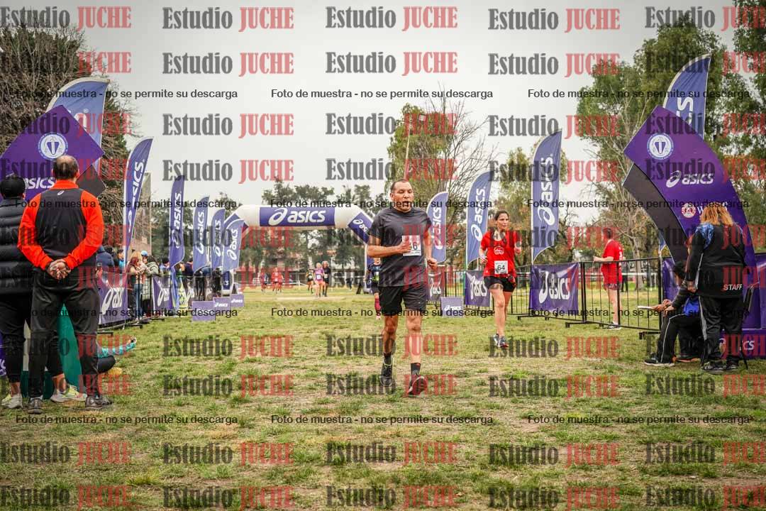 Fotos de la llegada del cross de 6000 m - running teams mujeres y varones