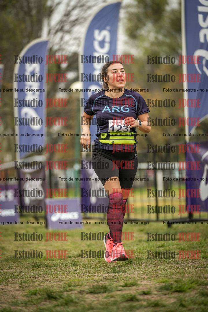 Fotos de la llegada del cross de 6000 m - running teams mujeres y varones