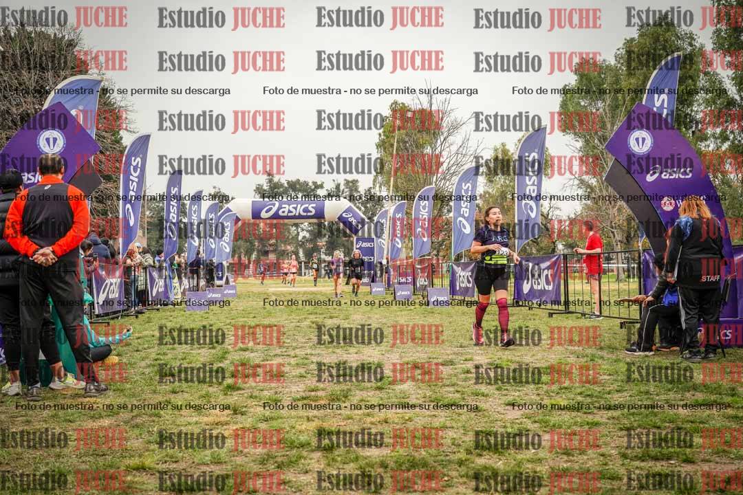 Fotos de la llegada del cross de 6000 m - running teams mujeres y varones