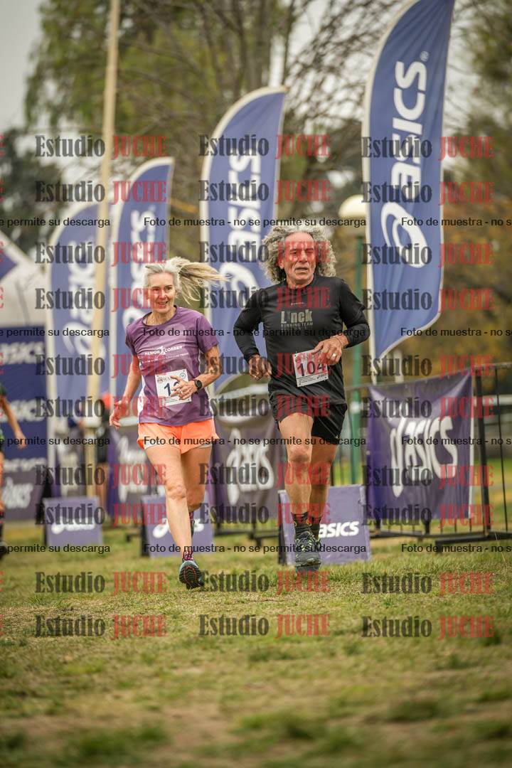 Fotos de la llegada del cross de 6000 m - running teams mujeres y varones