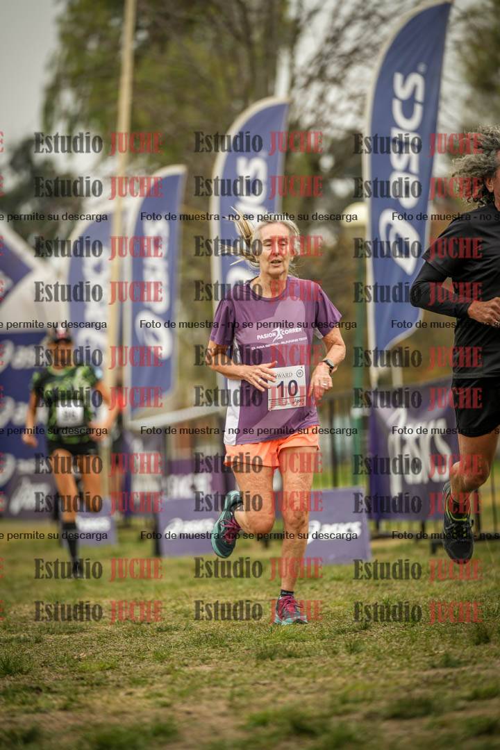 Fotos de la llegada del cross de 6000 m - running teams mujeres y varones