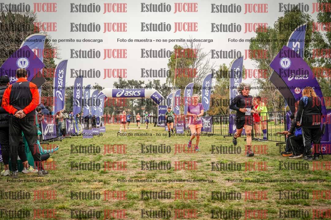 Fotos de la llegada del cross de 6000 m - running teams mujeres y varones
