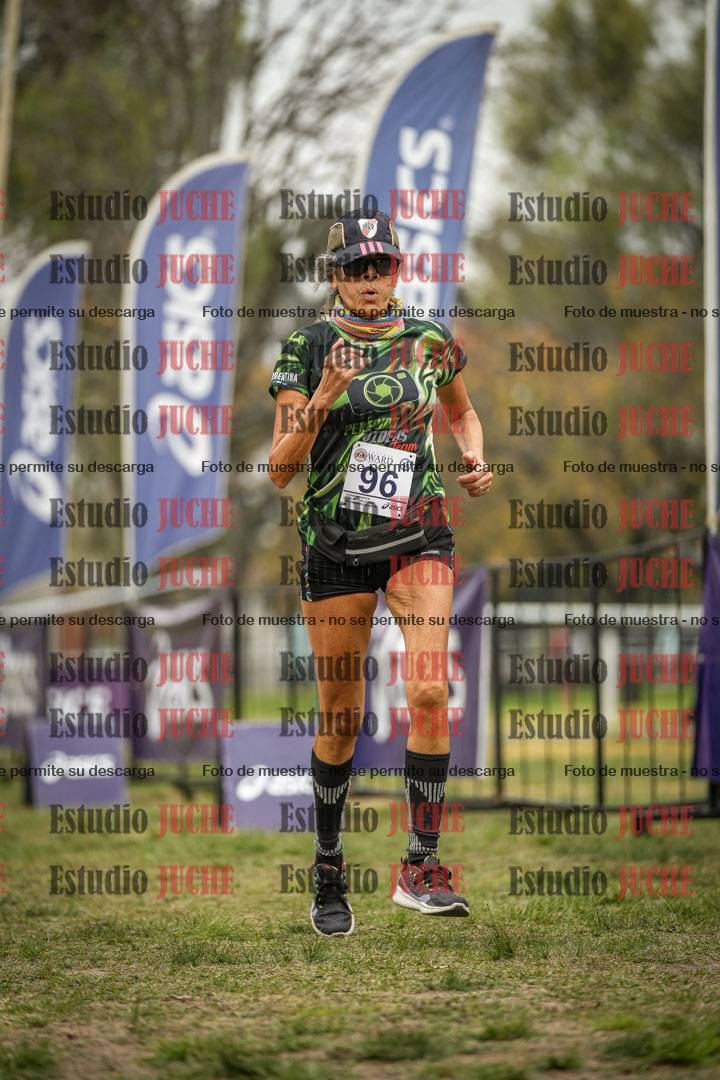 Fotos de la llegada del cross de 6000 m - running teams mujeres y varones