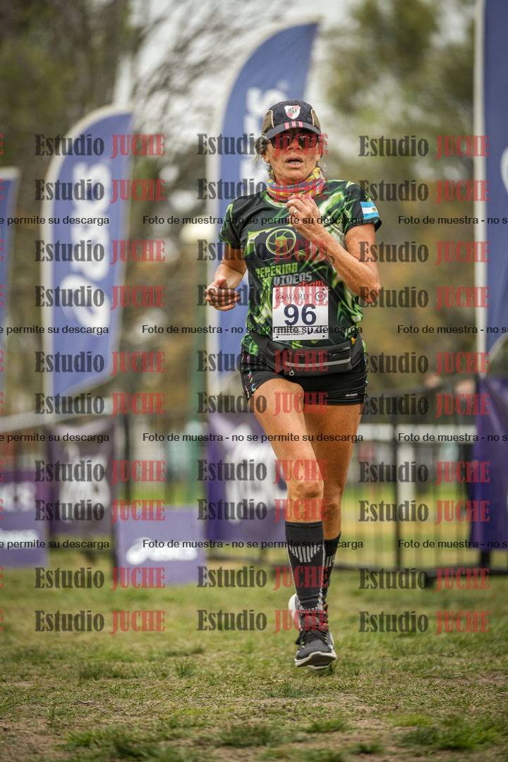 Fotos de la llegada del cross de 6000 m - running teams mujeres y varones