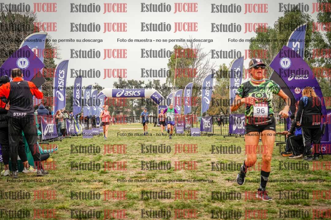Fotos de la llegada del cross de 6000 m - running teams mujeres y varones