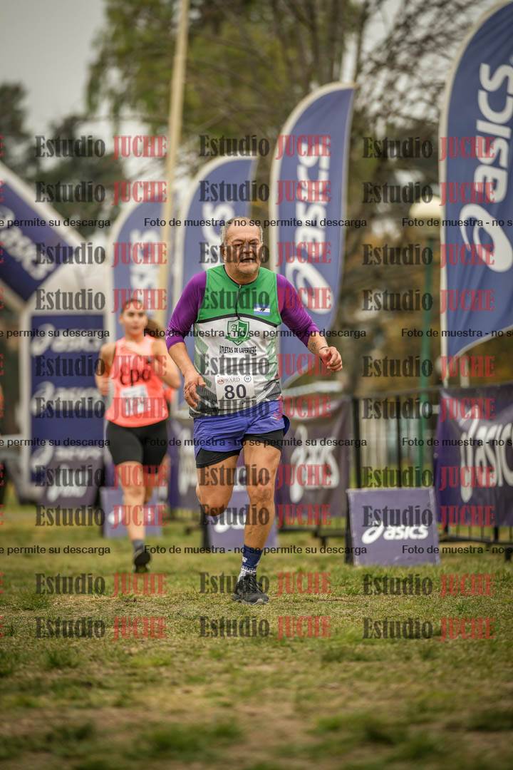 Fotos de la llegada del cross de 6000 m - running teams mujeres y varones