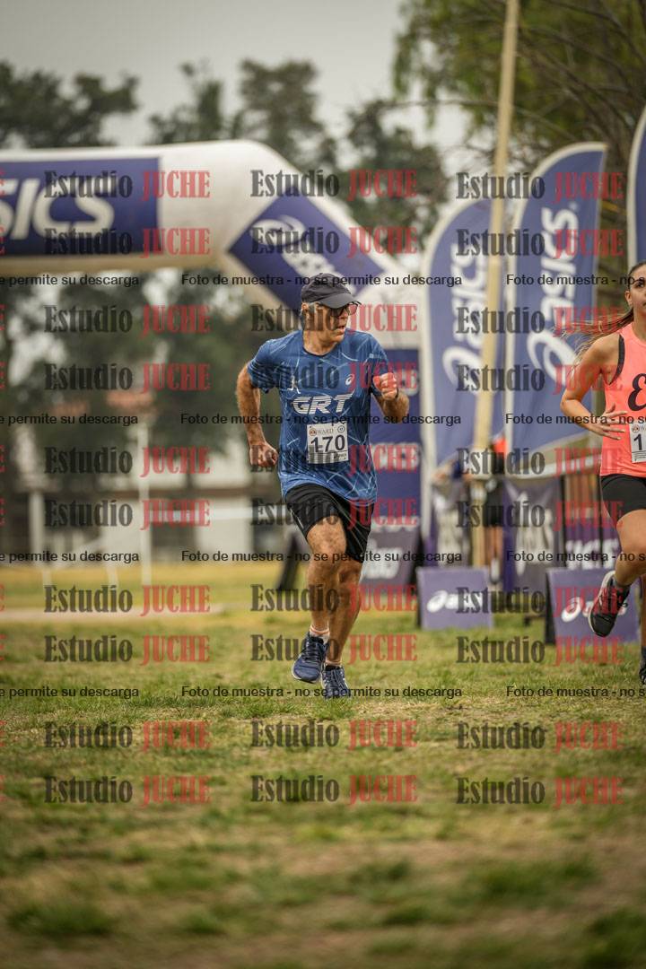 Fotos de la llegada del cross de 6000 m - running teams mujeres y varones