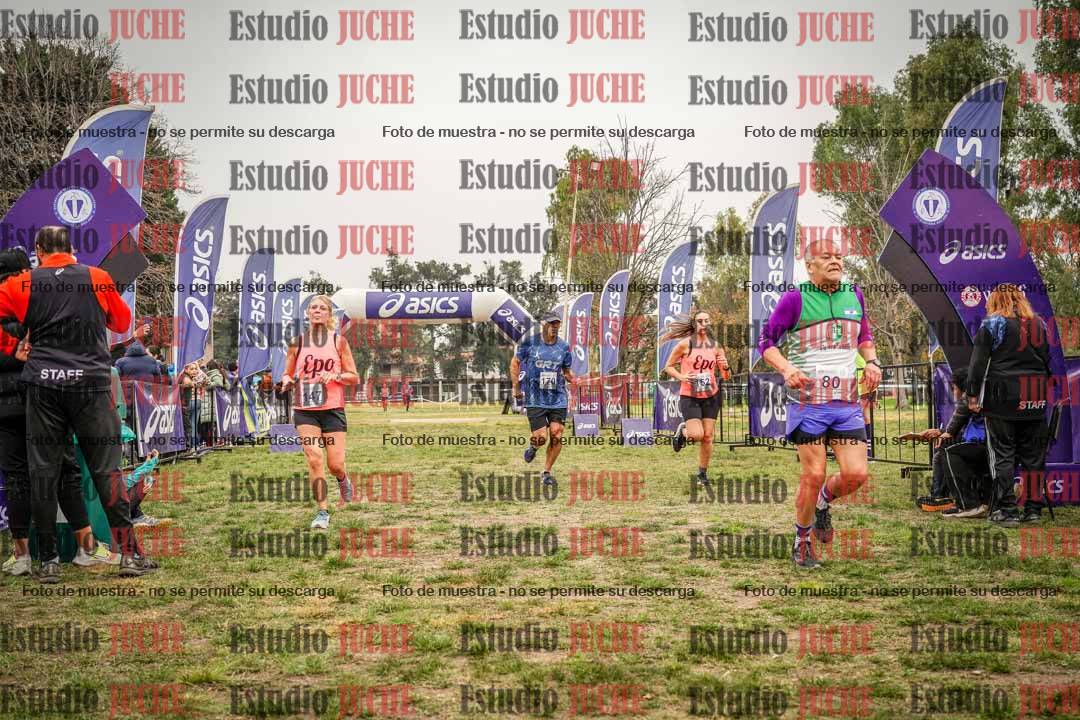 Fotos de la llegada del cross de 6000 m - running teams mujeres y varones