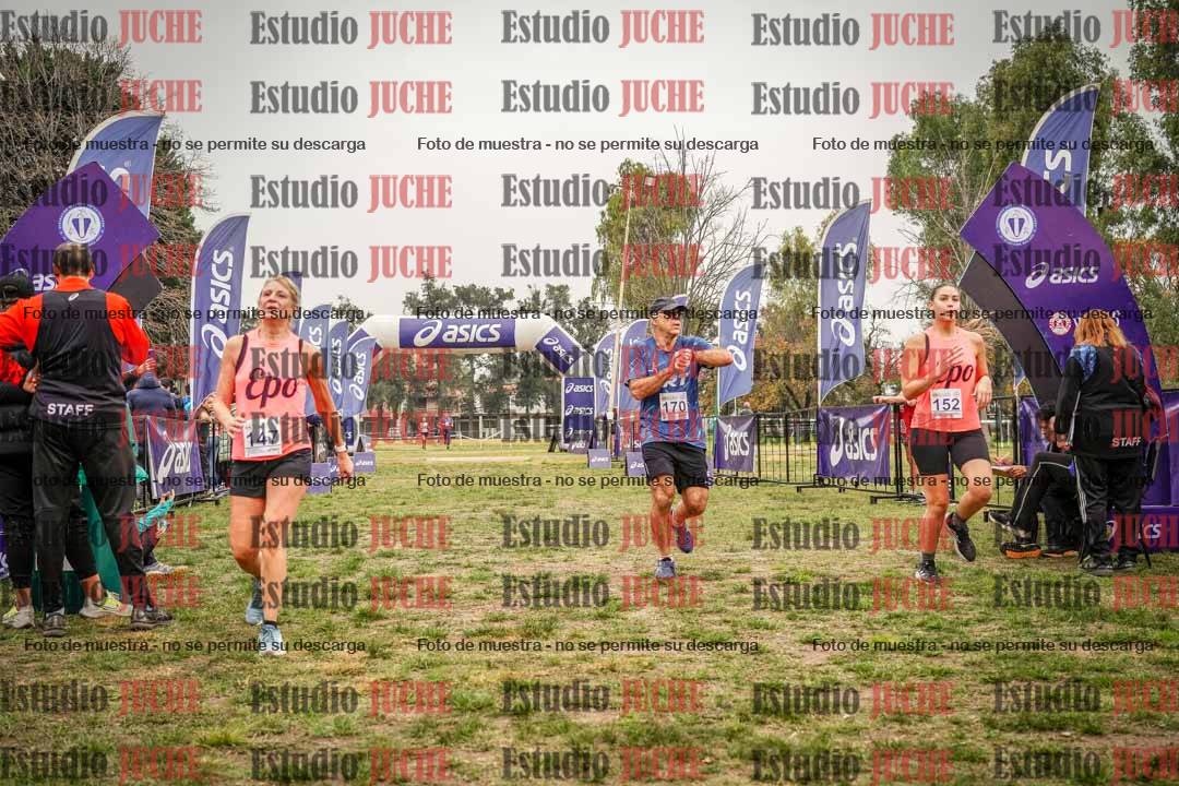 Fotos de la llegada del cross de 6000 m - running teams mujeres y varones