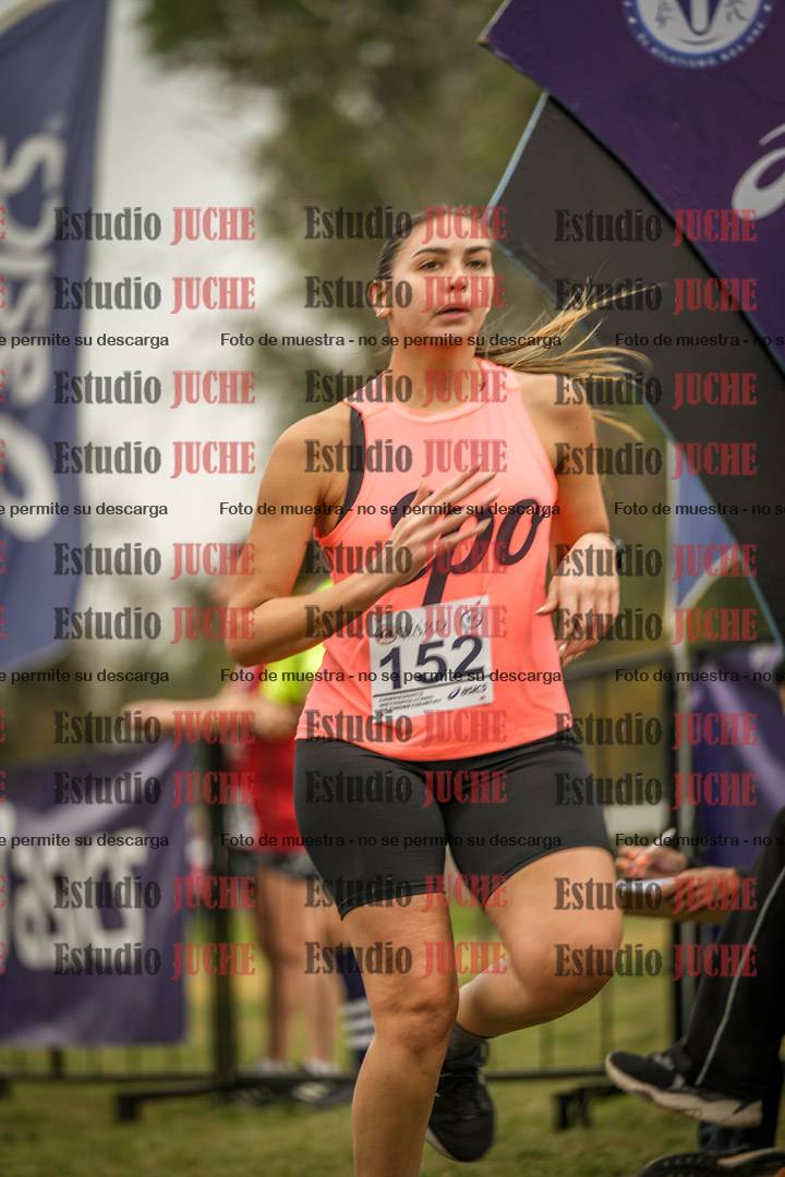 Fotos de la llegada del cross de 6000 m - running teams mujeres y varones