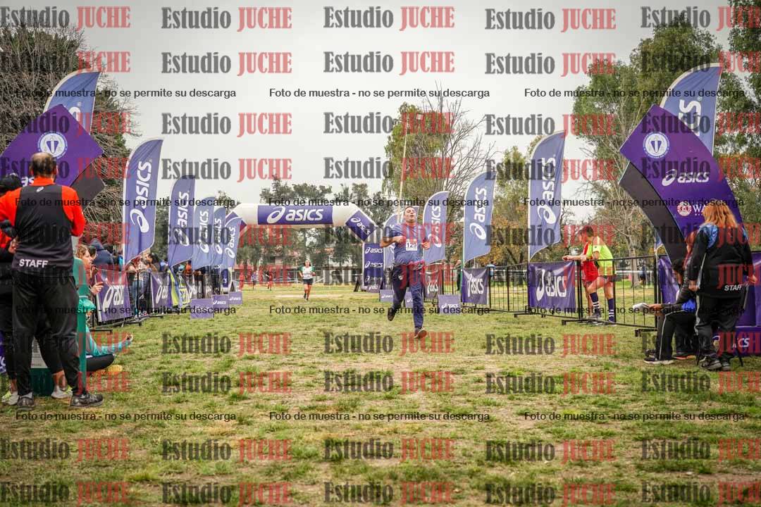 Fotos de la llegada del cross de 6000 m - running teams mujeres y varones