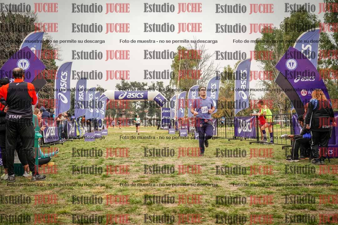 Fotos de la llegada del cross de 6000 m - running teams mujeres y varones