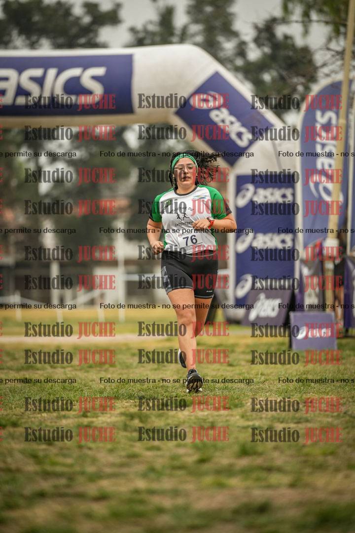 Fotos de la llegada del cross de 6000 m - running teams mujeres y varones