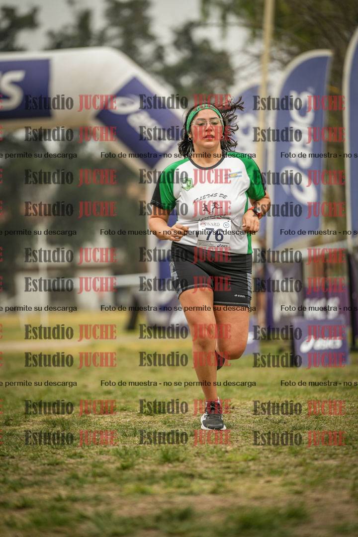 Fotos de la llegada del cross de 6000 m - running teams mujeres y varones