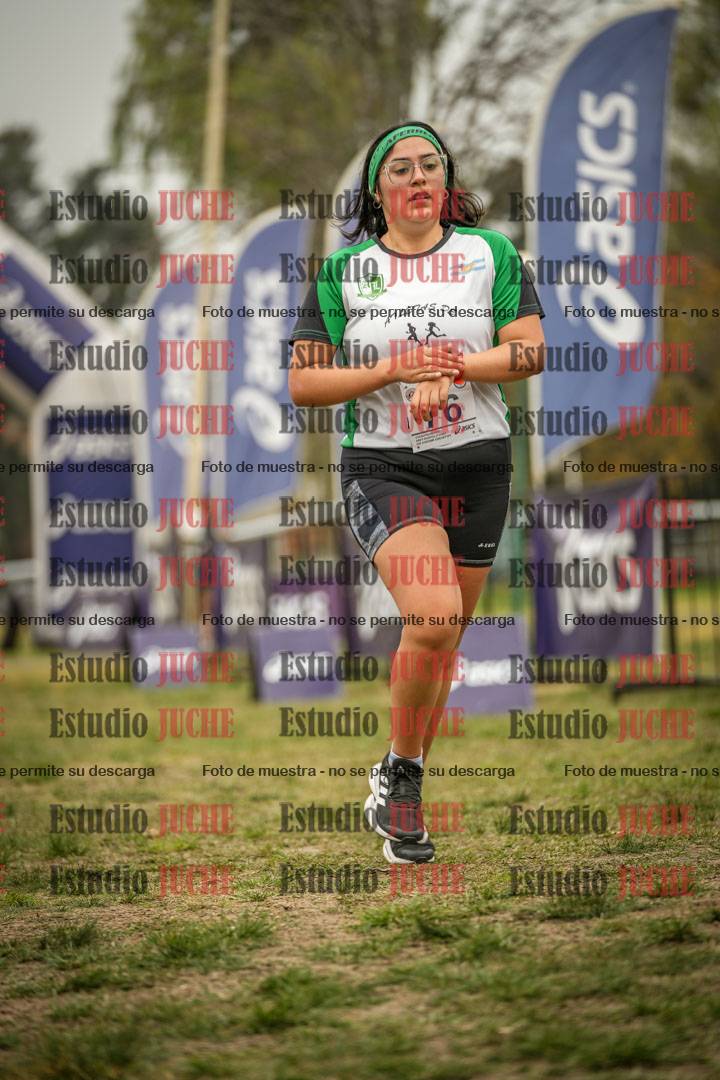Fotos de la llegada del cross de 6000 m - running teams mujeres y varones