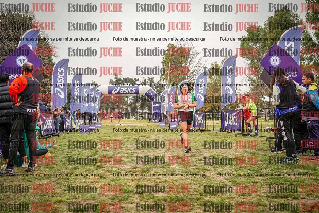 Fotos de la llegada del cross de 6000 m - running teams mujeres y varones