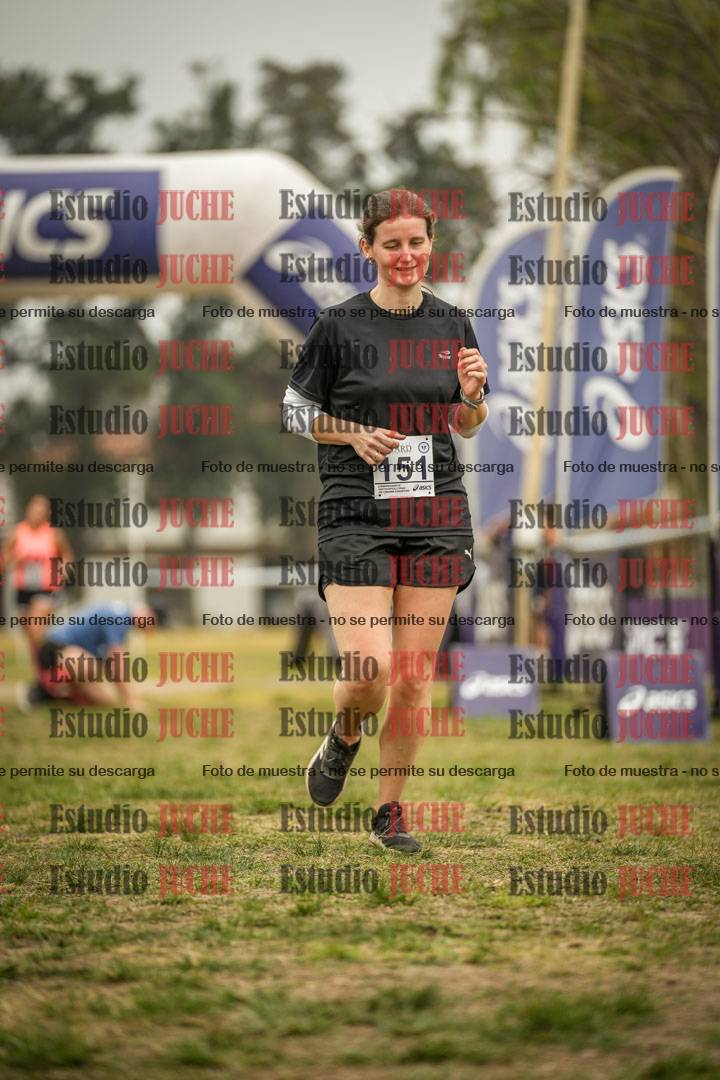 Fotos de la llegada del cross de 6000 m - running teams mujeres y varones