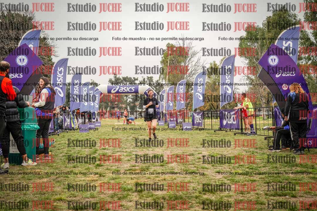 Fotos de la llegada del cross de 6000 m - running teams mujeres y varones