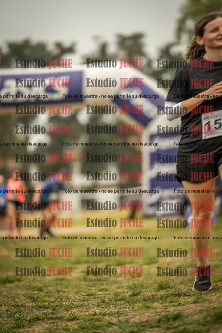 Fotos de la llegada del cross de 6000 m - running teams mujeres y varones