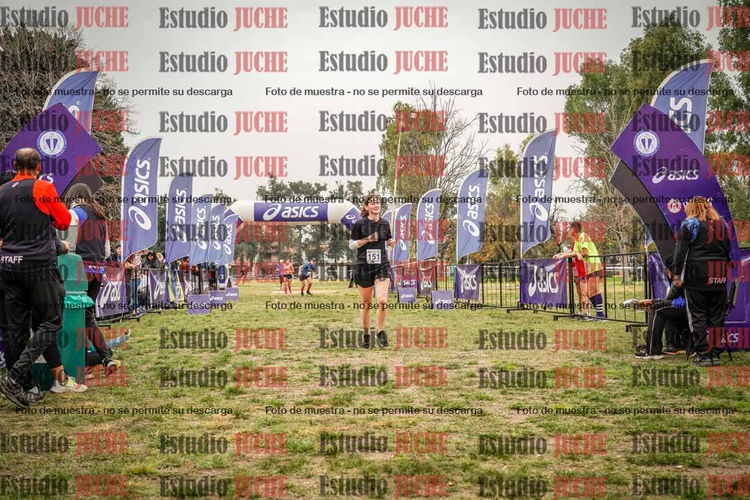 Fotos de la llegada del cross de 6000 m - running teams mujeres y varones