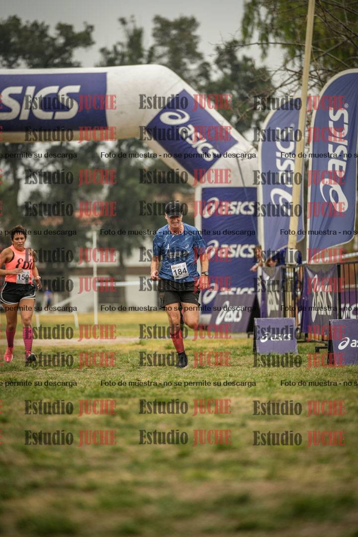 Fotos de la llegada del cross de 6000 m - running teams mujeres y varones