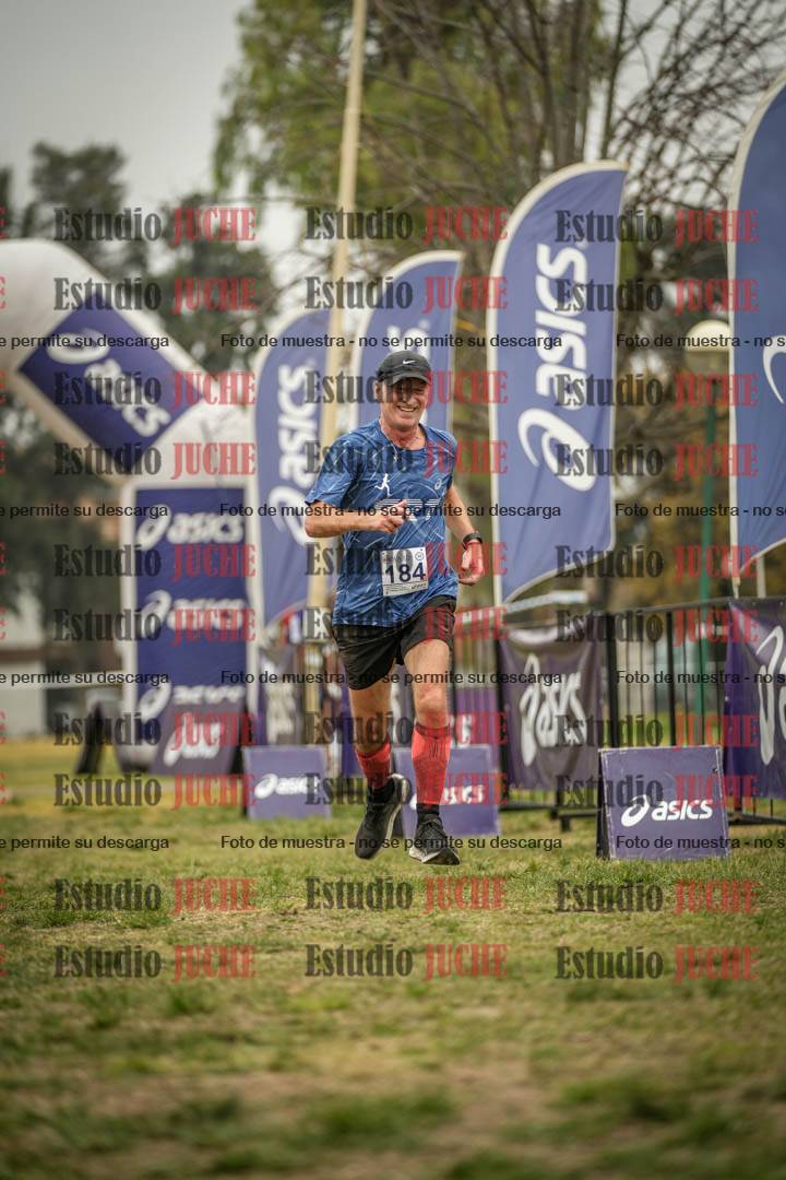 Fotos de la llegada del cross de 6000 m - running teams mujeres y varones