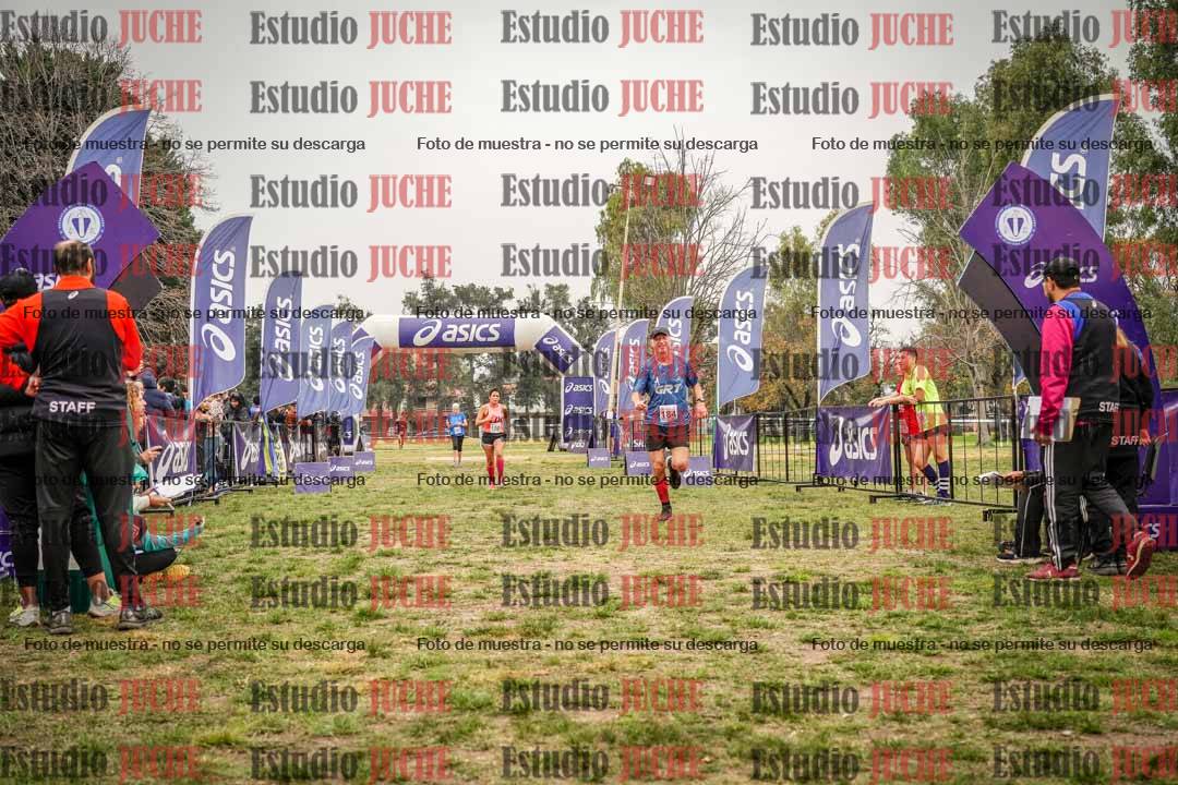 Fotos de la llegada del cross de 6000 m - running teams mujeres y varones