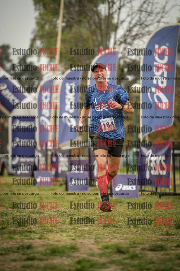 Fotos de la llegada del cross de 6000 m - running teams mujeres y varones