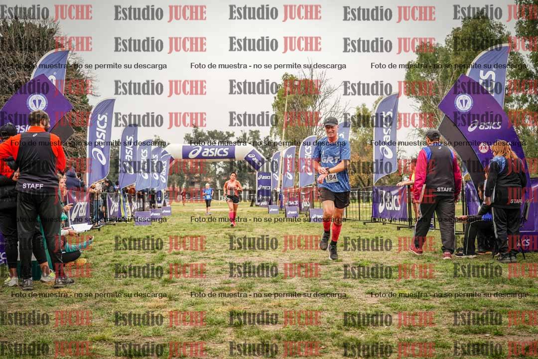 Fotos de la llegada del cross de 6000 m - running teams mujeres y varones