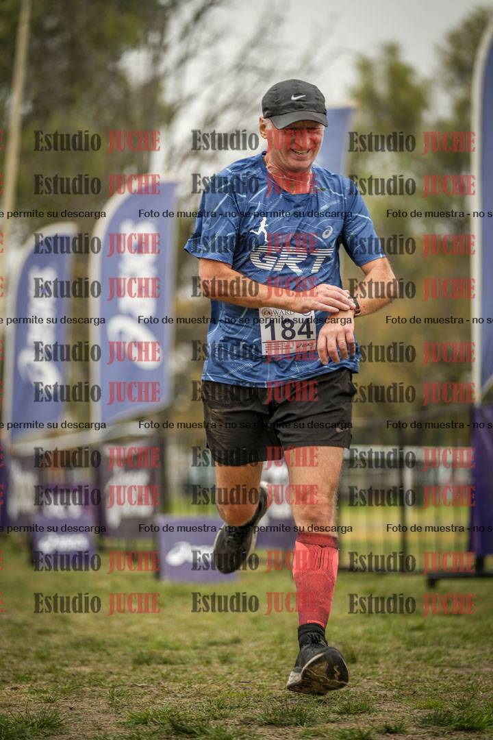 Fotos de la llegada del cross de 6000 m - running teams mujeres y varones