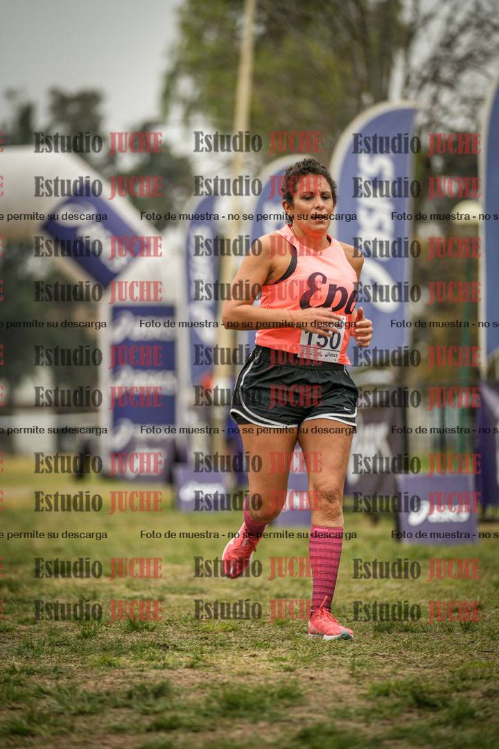 Fotos de la llegada del cross de 6000 m - running teams mujeres y varones