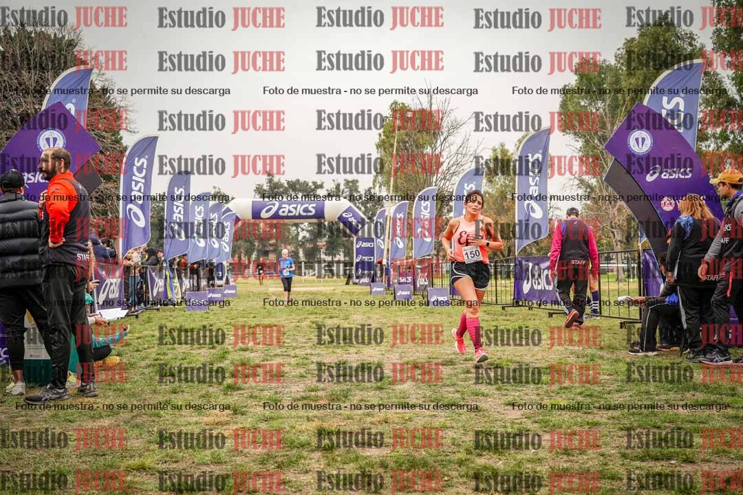 Fotos de la llegada del cross de 6000 m - running teams mujeres y varones