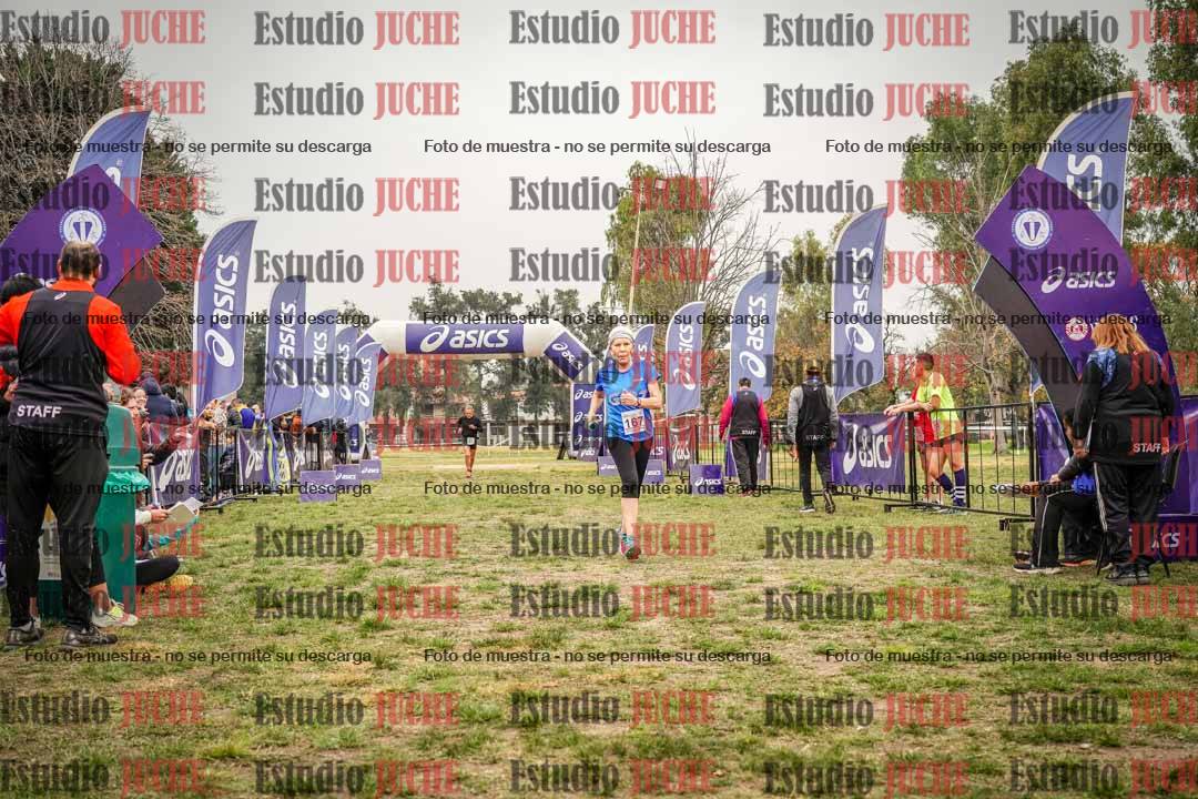 Fotos de la llegada del cross de 6000 m - running teams mujeres y varones