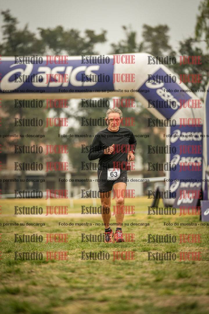 Fotos de la llegada del cross de 6000 m - running teams mujeres y varones
