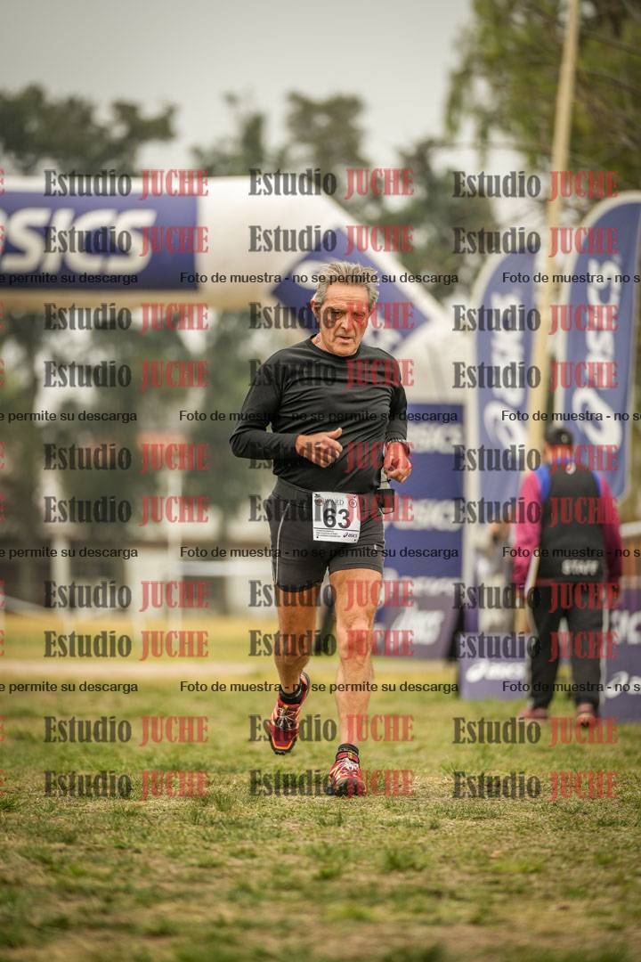 Fotos de la llegada del cross de 6000 m - running teams mujeres y varones