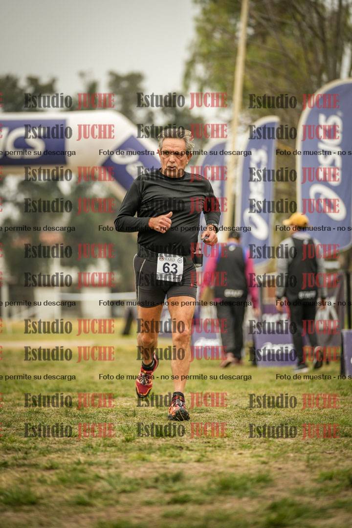 Fotos de la llegada del cross de 6000 m - running teams mujeres y varones