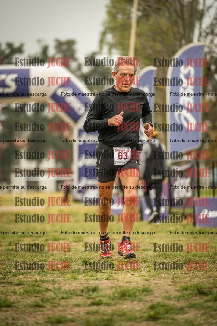 Fotos de la llegada del cross de 6000 m - running teams mujeres y varones