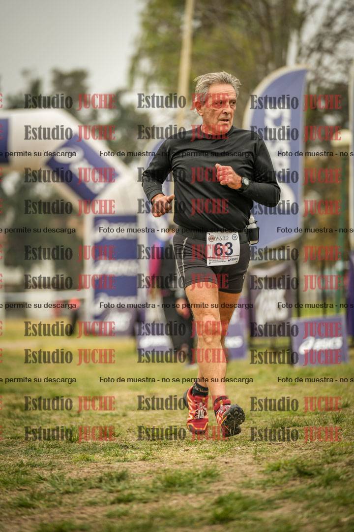 Fotos de la llegada del cross de 6000 m - running teams mujeres y varones