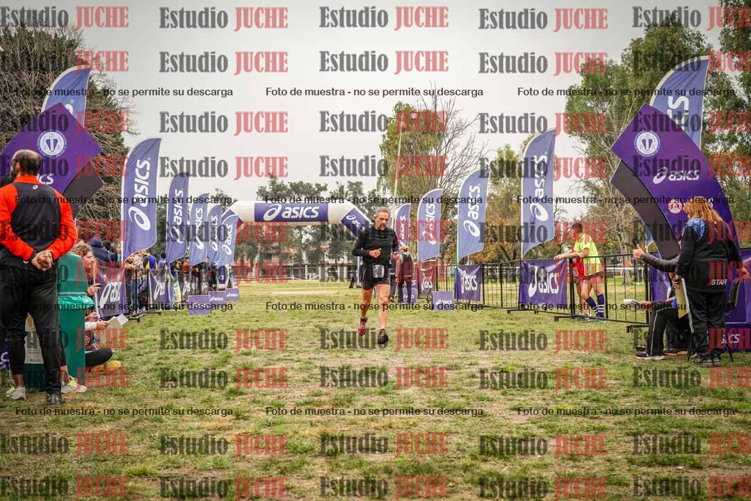 Fotos de la llegada del cross de 6000 m - running teams mujeres y varones