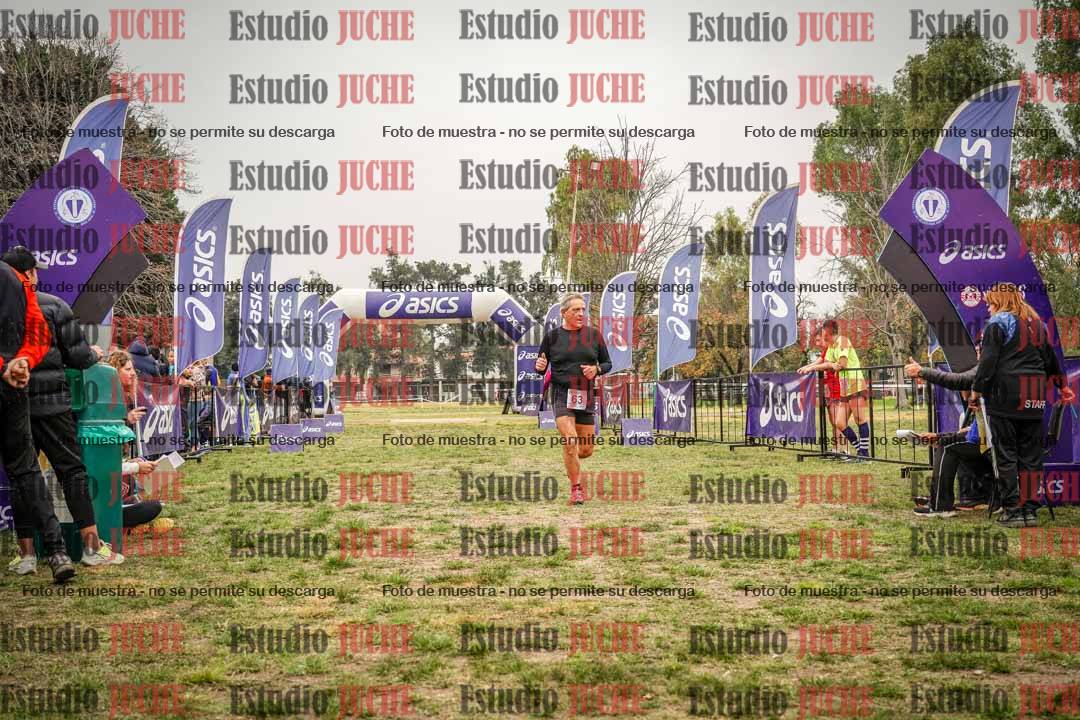 Fotos de la llegada del cross de 6000 m - running teams mujeres y varones
