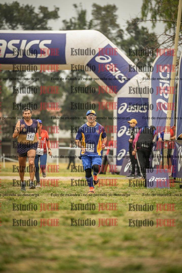 Fotos de la llegada del cross de 6000 m - running teams mujeres y varones