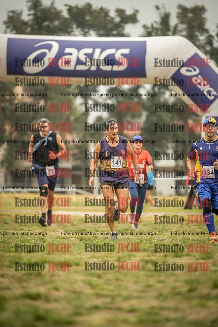 Fotos de la llegada del cross de 6000 m - running teams mujeres y varones