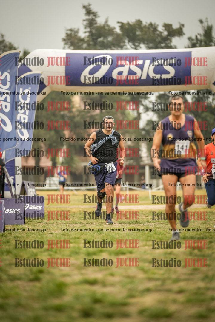 Fotos de la llegada del cross de 6000 m - running teams mujeres y varones