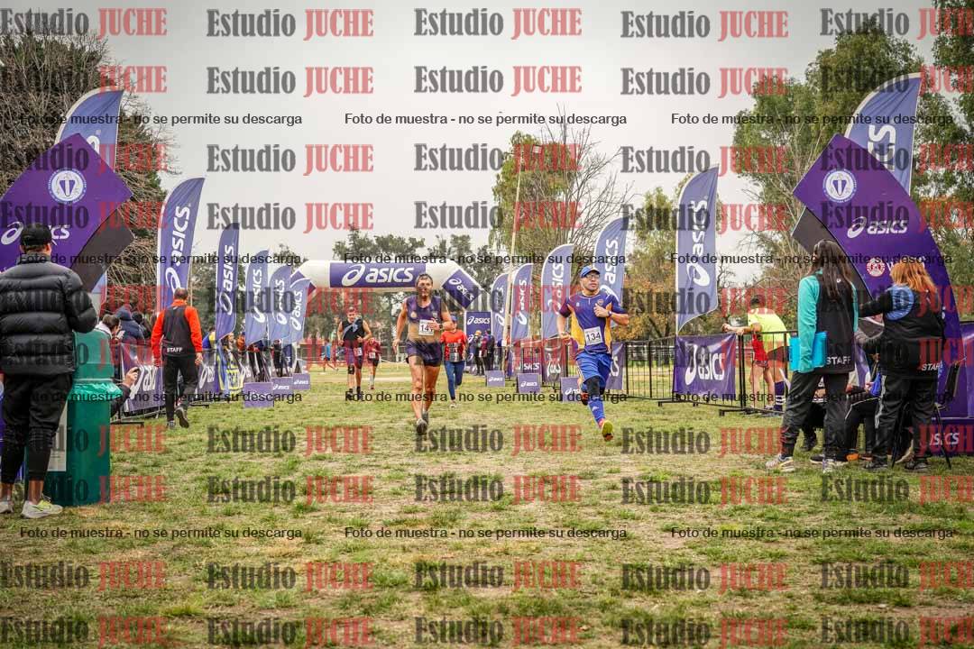 Fotos de la llegada del cross de 6000 m - running teams mujeres y varones